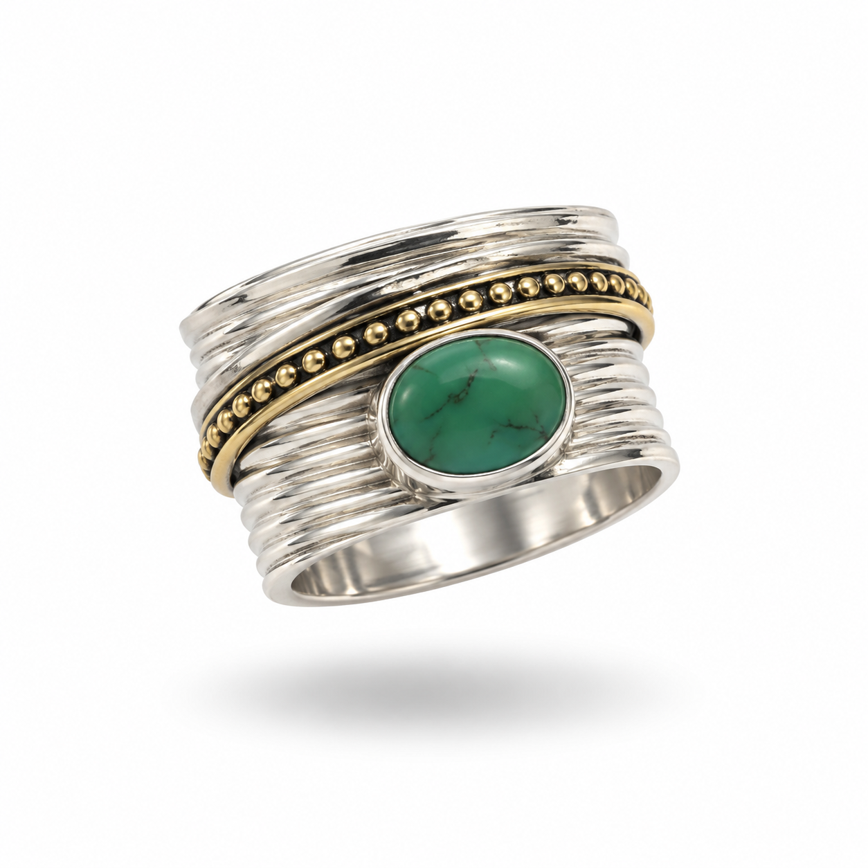 Anillo ancho de plata de ley 925 con piedra turquesa ovalada central y detalles decorativos de estilo bohemio.